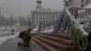 Un militar ucraniano se arrodilla frente a un monumento dedicado a las personas que murieron en enfrentamientos con las fuerzas de seguridad, en la Plaza Independiente (Maidan) en Kiev, Ucrania, el lunes 21 de noviembre de 2022.