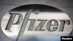 Este ensayo clínico de Pfizer tiene lugar en medio de un nuevo estudio que sugirió que los anticuerpos producidos por una tercera dosis de la vacuna original aún ofrecen protección tres meses después de la última inyección.