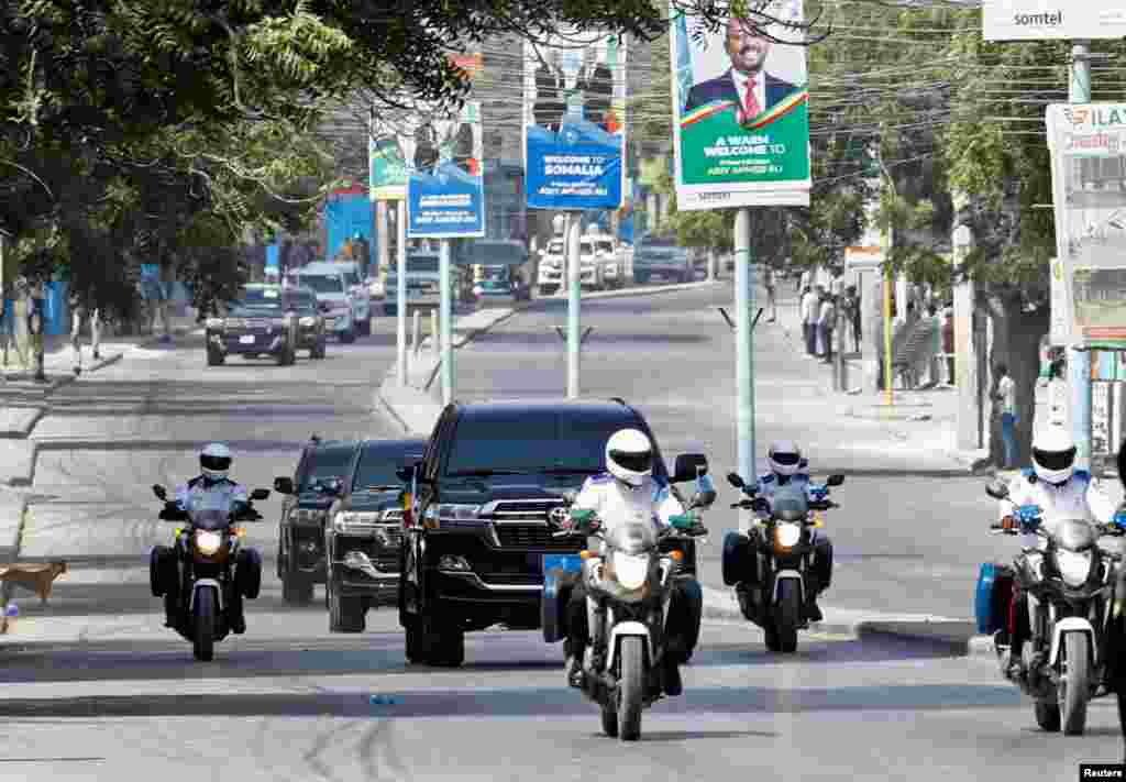 የኢትዮጵያ ጠቅላይ ምኒስትር ዐቢይ አሕመድ ከሉኳን ቡድኖቻቸው ጋር አቀባበል ሲደረግላቸው በሞቃዲሹ፣ ሶማሊያ&nbsp;