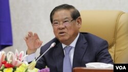 រួបឯកសារ៖ លោក ស ខេង រដ្ឋមន្រ្តី​ក្រសួង​មហាផ្ទៃ​​ថ្លែង​នៅ​ក្នុង​កិច្ចប្រជុំ​រដ្ឋ​មន្រ្តី​នៃ​គណៈ​កម្មាធិការ​ជាតិ​សម្រាប់​ការអភិវឌ្ឍ​តាម​បែប​ប្រជាធិបតេយ្យ​នៅ​ថ្នាក់​ក្រោម​ជាតិ​(គ.ជ.អ.ប) នៅ​ថ្ងៃ​ព្រហស្បត៌៍ ទី​១០ ខែ​សីហា ឆ្នាំ​២០១៦ រាជធានី​ភ្នំពេញ។​ (ឡេង ឡែន/VOA)