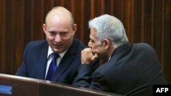 Naftali Bennett (L) akiwa na Yair Lapid
