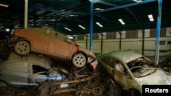 Vehículos dañados en la planta de ensamblaje de automóviles de la compañía china Chery, que fue afectada por inundaciones devastadoras luego de fuertes lluvias, en Las Tejerias, estado de Aragua, Venezuela, el 10 de octubre de 2022. REUTERS/Leonardo Fernandez Viloria