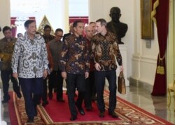 CEO IDFC Adam Boehler didampingi Menko Kemaritiman dan Investasi Luhut Binsar Pandjaitan menemui Presiden Joko Widodo di Istana Negara, Jakarta, 10 Januari 2020. (Foto: Setpres)