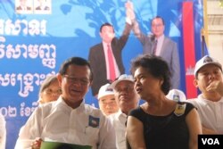 រូបឯកសារ៖ លោកស្រីតំណាងរាស្ត្រ ជូឡុង ស៊ូម៉ូរ៉ា ជជែកជាមួយប្រធានគណបក្សសង្គ្រោះជាតិ លោក កឹម សុខា អំឡុងពេលចូលរួមសមាជគណបក្ស កាលពីថ្ងៃទី២ ខែមិនា ឆ្នាំ២០១៧។ (អូន ឆេងប៉រ/VOA)