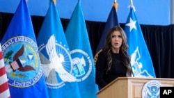 ARCHIVO - La secretaria de Seguridad Nacional de Estados Unidos, Kristi Noem, habla con empleados del Departamento de Seguridad Nacional, en Washington, el 28 de enero de 2025.