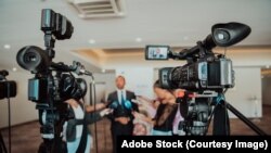 သတင်းဌာနမီဒီယာများ သတင်းယူနေကြစဉ်