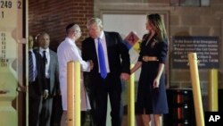 Rais Donald Trump na mkewe Melania Trump wakiongea na Dkt. Ira Y. Rabin, baada ya kumtembelea Mbunge Scalise hospitali.