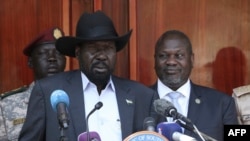 Rais wa Sudan kusini Salva Kiir akihutubia waandishi wa habari. Nyuma yake, upande wa kulia ni makam wake Riek Machar. Februari 20, 2020. PICHA: AFP