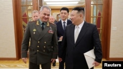 Pemimpin Korea Utara Kim Jong Un bertemu dengan Menteri Pertahanan Rusia Sergei Shoigu. (Foto: via Reuters)