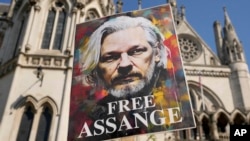 一些抗議者在倫敦高等法院外示威，要求釋放維基解密（WikiLeaks）創始人、現年52歲的朱利安·阿桑奇（Julian Assange）（美聯社）