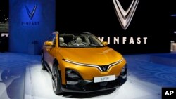 รถยนต์ไฟฟ้าของ Vinfast ถูกนำมาโชว์ที่งานแสดงรถยนต์นครลอสแอนเจลิส เมื่อเดือนพฤศจิกายน ปี 2022
