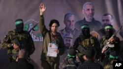  ከተለቀቁት መካከል የሆነው ፈረንሣይ-እስራኤላዊው ኦፌር ካልዴሮን እጁን ሲያውለበልብ ይታያል