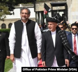 Pakistani Prime Minister Shahid Khaqan Abbasi is received by Afghan President Ashraf Ghani at the presidential place in Kabul, April 6, 2018.