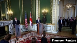 El secretario de Estado estadounidense, Mike Pompeo, y el Secretario de Estado para Relaciones Exteriores británico, Dominic Raab, en un encuentro con la prensa.