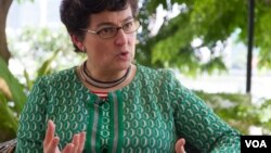 Arancha Gonzalez, executive director of the International Trade Center, gives an interview with VOA Khmer on the sideline of World Economic Forum on ASEAN, Phnom Penh, Cambodia, May 12, 2017. (Hean Socheata/VOA Khmer) 