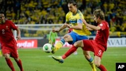 Zlatan Ibrahimovic joue contre le Portugual pour la Coupe du Monde, le 19 novembre 2013. (AP/Erik Martensson) 