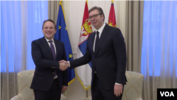 Novi evropski komesar za proširenje Oliver Varhelji sa predsednikom Srbije Aleksandrom Vučićem, Foto: VOA 