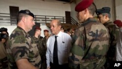 Jean-Yves le Drian avec des soldats français de la force Sangaris, Bangui, 2 janvier 2014
