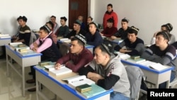 新疆政府为一小批外国记者组织了对乌鲁木齐一个“再教育营”的参观.维吾尔穆斯林学生正在上课。（2019年1月3日） 