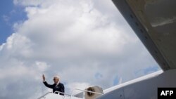 El presidente de los Estados Unidos, Joe Biden, saluda mientras aborda el Air Force One en la Base Conjunta Andrews en Maryland el 17 de agosto de 2023, cuando se dispone a partir hacia Camp David con una parada en Scranton, EEUU.