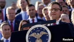 El recién elegido presidente de la Cámara e Representantes de EEUU, Mike Johnson, republicano por Luisiana, hace una declaración ante los periodistas después de ser elegido el 25 de octubre de 2023 en Washinton.