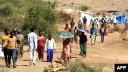 تعدادی از پناهجویان اهل اتیوپی که از نبردها در منطقه تیگرای گریخته اند در نزدیکی اردوگاهی در شرق سودان دیده می شوند. ۳۰ نوامبر ۲۰۲۰
