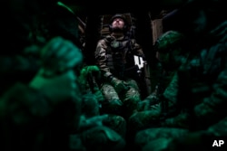 Anggota Garda Nasional Ukraina dari Brigade Bureviy mengikuti latihan militer di wilayah Kyiv pada Kamis, 27 April 2023. (Foto: AP/Bernat Armangue)