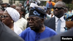 Rais mteule wa Nigeria Bola Ahmed Tinubu (katikati) alipowasili katika kito cha kupiga kura, Ikeja, Lagos, Nigeria. Feb 25, 2023