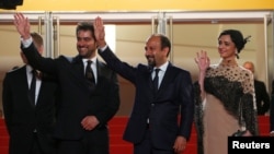 لە دەستەڕاستەوە هونەرمەند تەرانە عەلیدوستی، دەرهێنەر ئەسغەر فەرهادی و هونەرمەند شەهاب حوسەینی