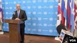 فواد حسین، وزیر امور خارجه و معاون نخست وزیر عراق، در یک کنفرانس خبری در خارج از تالار شورای امنیت سازمان ملل متحد در تاریخ ۴ مهر ۱۴۰۴ به سوال صدای آمریکا پاسخ می‌دهد. منبع: صدای آمریکا