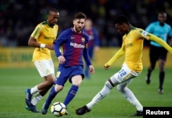 កីឡាករ Lionel Messi (កណ្តាល) លេង​បាល់​ទាត់​ក្នុងការ​ប្រកួត​មិត្តភាព​មួយ​ជាមួយ​ក្រុម Mamelodi Sundowns កាលពី​ថ្ងៃពុធ ទី១៦ ខែឧសភា ឆ្នាំ២០១៨។