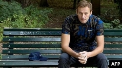 ARHIVA - Ruski opozicionar Aleksej Navalni sedi na klupi u Berlinu, na fotografiji koju je objavio 23. septembra 2020. na svom nalogu na Instagramu @navalny 