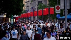 Watu wa China kwenye barabara za mji wa Shanghai