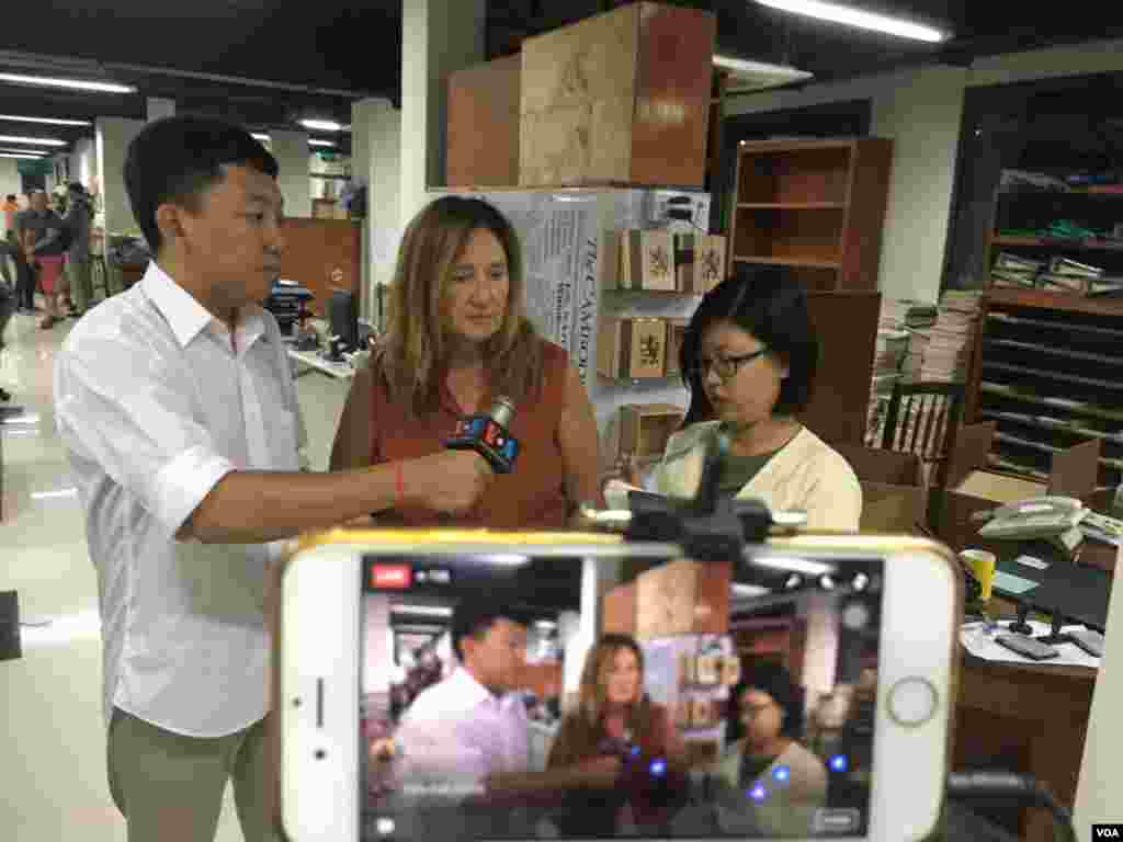 Jodie DeJonge ,Editor-in-chief at the Cambodia Daily Newspaper, talked with VOA Khmer via Facebook Live on the last day of the paper after 24 years in Cambodia, Phnom Penh, September 03, 2017. (Hean Socheata/VOA Khmer)