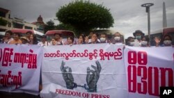 လွတ်လပ်စွာပြောဆိုခွင့် တောင်းဆိုနေကြတဲ့မြန်မာလူငယ်များ။ (ဇွန် ၃၀၊ ၂၀၁၇)
