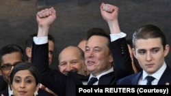 တက်စလာနဲ့ အိပ်စ် လူမှုစာမျက်နှာ ပိုင်ရှင် ဘီလျံနာ အီလွန်မာ့က်စ် ။