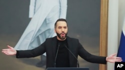 ARCHIVO: El presidente de El Salvador, Nayib Bukele, habla durante una conferencia de prensa en San Salvador, El Salvador, el martes 14 de enero de 2025. (Foto AP/Salvador Meléndez).