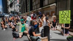 Demonstranti se okupljaju ispred zgrade američke Centralne banke na Menhetnu, 20. jula 2020.