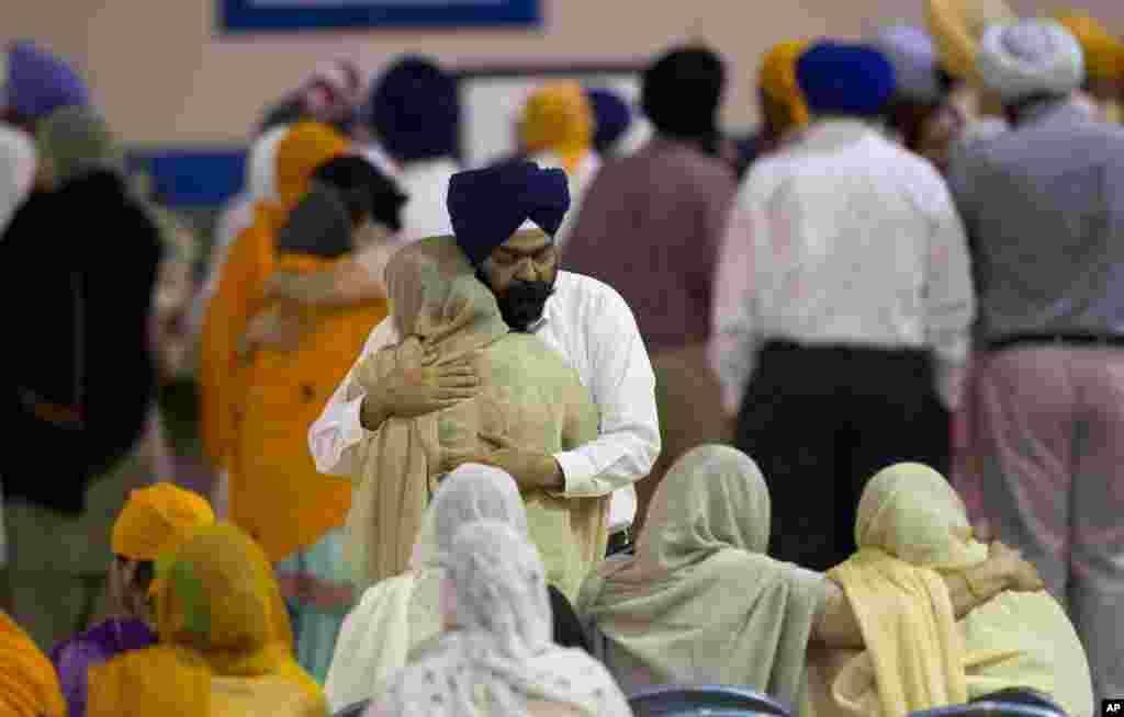 Mourners at the funeral and memorial service for the six Sikh worshippers killed at their temple in Oak Creek, Wisconsin, August 10, 2012. 
