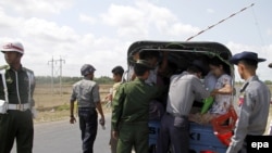 ယခင်မှတ်တမ်းရုပ်ပုံ | ရခိုင်ပြည်နယ် စစ်တွေမြို့နယ်အတွင်းက စစ်ဆေးရေးဂိတ်တခုမှာ လုံခြုံရေးအဖွဲ့ဝင်များ စစ်ဆေးနေတဲ့ယခင်မှတ်တမ်းဓာတ်ပုံ။ (ဧပြီ ၂၇၊ ၂၀၁၆)