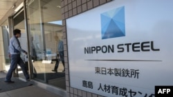 Вработен влегува во зградата за човечки ресурси и едукација за јапонската компанија „Нипон Стил“ за време на медиумска обиколка во нивниот објект во Кашима, префектурата Ибараки, северно од Токио, 6 декември 2024 година.