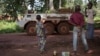 Des enfants observent un véhicule des Casques bleus marocains, à Bangassou en Centrafrique le 14 août 2017.