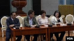 AQSh Xavfsizlik Kengashi prezidenti Gustavo Meza-Kuadra (o'ngda), Quvaytning BMTdagi elchisi Mansur Ayyad Alotoibiy (o'ngdan ikkinchi) Britaniyaning BMTdagi elchisi Karen Pirs (chapdan ikkinchi) 