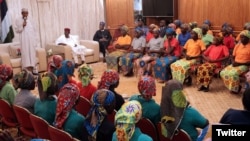 Shugaba Buhari yana yiwa 'yan matan Chibok jawabi a fadarsa. 