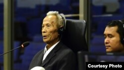 សាក្សី​គឺ​លោក​ ប៉ិច ជឹម អតីត​ចៅហ្វាយ​ស្រុក​ត្រាំកក់​ក្នុង​របប​ខ្មែរក្រហម​​ផ្តល់​សក្ខីកម្ម​នៅ​មុខ​អង្គ​ជំនុំ​ជម្រះ​វិសាមញ្ញ​ក្នុង​តុលាការ​កម្ពុជា​ (សាលាក្តី​ខ្មែរក្រហម) ក្នុង​សំណុំ​រឿង​០០២​វគ្គទី​២​ប្រឆាំង​នឹង​ នួន ជា និង​ ខៀវ សំផន កាល​ពី​ថ្ងៃ​ទី​២២ ខែ​មេសា ឆ្នាំ​២០១៥។ (ECCC/Nhet Sok Heng)