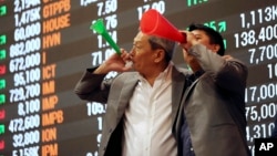 Filipino traders blow horns during the last trading day of the year at the Philippine Stock Exchange in the financial district of Makati, south of Manila, Philippines, Dec. 29, 2016. 