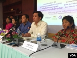 អ្នកស្រី​ សារុន សុខុម​ តំណាង​ពលរដ្ឋ​នៅក្នុង​សហគមន៍​ស្រែ​គរ​ អង្គុយ​ពីស្តាំ​ដៃ​ជាប់​លោក​ តឹក វណ្ណារ៉ា​ នាយក​ប្រតិបត្តិ​នៃ​វេទិកា​នៃ​អង្គការ​មិនមែន​រដ្ឋាភិបាល​ស្តីពី​កម្ពុជា​ ចូលរួម​សនិ្នសីទ​ព័ត៌មាន​ស្តីពី​ផលប៉ះពាល់​ទំនប់​វារីអគ្គិសនី​សេសាន​ក្រោម​២​។ (ហ៊ុល រស្មី/VOA)