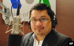 លោក​អ៊ូ វីរៈ​ ប្រធាន​មជ្ឈ​មណ្ឌល​សិទ្ធិ​មនុស្ស​កម្ពុជា​