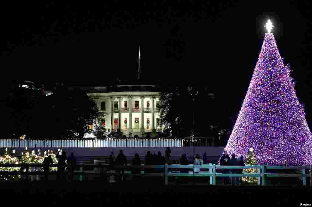 El Árbol Nacional de Navidad está iluminado fuera de la Casa Blanca en Washington, EE.UU., el 3 de diciembre de 2020. [Reuters]