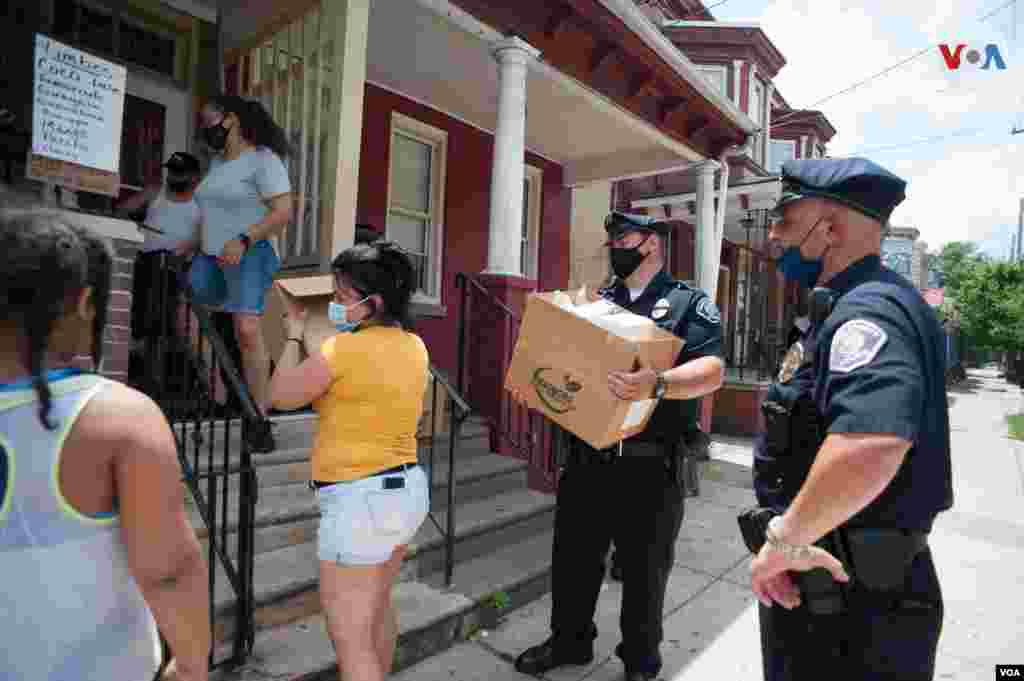 La casa de Carmen Morales sirve de punto de partida para repartir las donaciones.